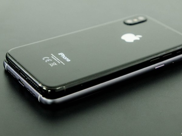 Phần viền của Bphone 2017 được làm nhám, trong khi iPhone 8 lại bóng
