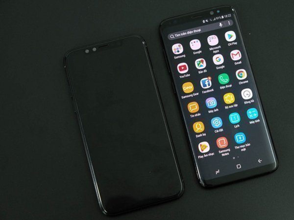 Cả hai chiếc máy đều sở hữu màn hình 5.8 inch, tuy nhiên Galaxy S8 thon dài hơn