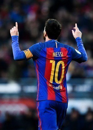 Lionel Messi: Nếu bạn là fan hâm mộ của Messi, hình ảnh về ngôi sao bóng đá này sẽ khiến bạn cảm thấy thăng hoa. Từ những khoảnh khắc ấn tượng trên sân cỏ đến những phút giây thư giãn với gia đình và bạn bè, bạn sẽ được chiêm ngưỡng trọn vẹn hình ảnh người hùng của thế giới bóng đá.